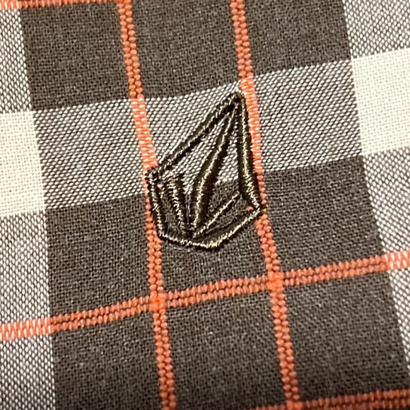 VOLCOM SHORT SLEEVED BUTTON UP SHIRT (XL) - Picture 9 of 16